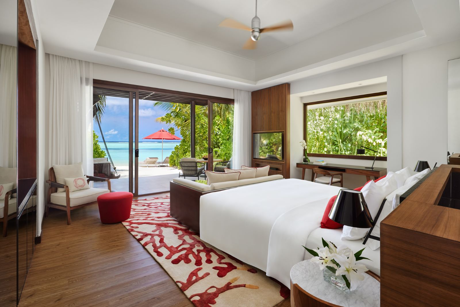 Udsigt fra sengen i Deluxe Beach Pool Villa på Niyama Private Islands Maldives, Maldiverne