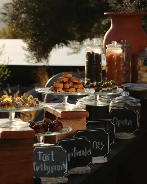 Afternoon tea med delikate kager, sødt og salt på Alila Jabal Akhdar, Oman