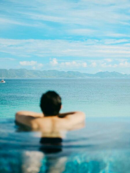 Udsigt fra poolen i spaen på Cap Juluca, A Belmond Hotel, Anguilla, Caribien
