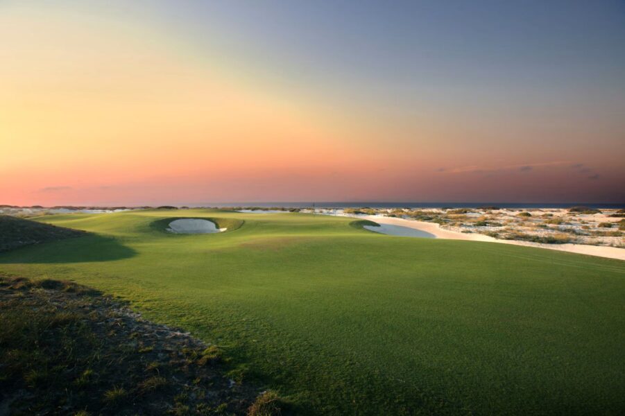 Solnedgang over golfbanen ved The St. Regis Saadiyat Island Resort, Abu Dhabi