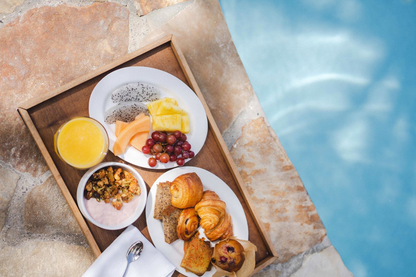Nyd morgenmad på poolkanten på Rosewood Little Dix Bay, Virgin Gorda, Caribien