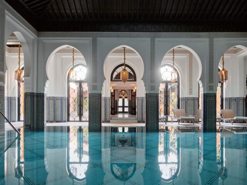 Den indendørs pool i spaen på La Mamounia, Marrakech, Marokko