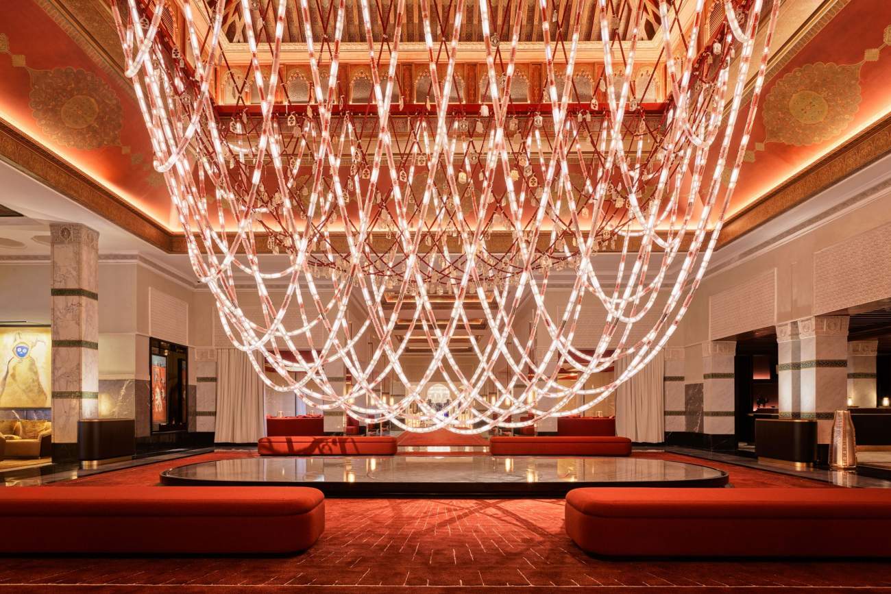 Den smukke lysekrone i lobbyen på La Mamounia, Marrakech, Marokko