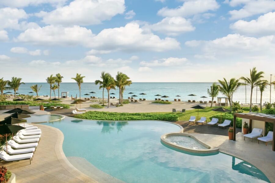 Strand og poolen ved Restauranten Punta Bonita på Rosewood Mayakoba, Mexico
