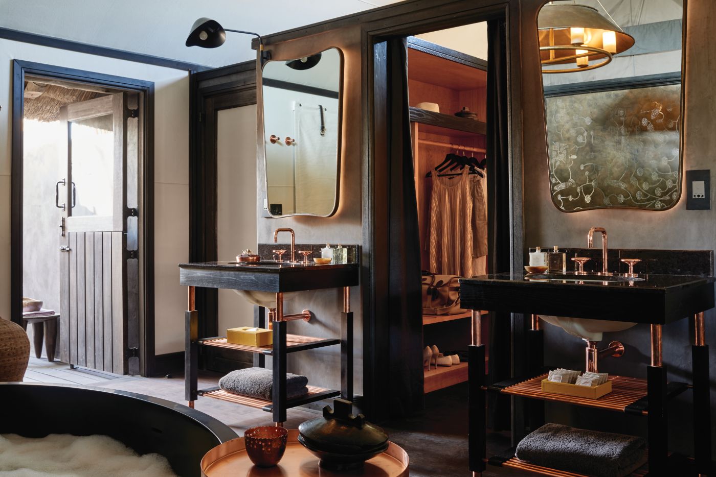 Badeværelse og walk-in closet i teltet på Eagle Island Lodge, a Belmond Safari, Botswana