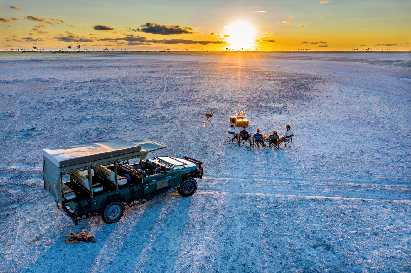 Sundowners på Makgadikgadi saltsletten, San Camp, Botswana