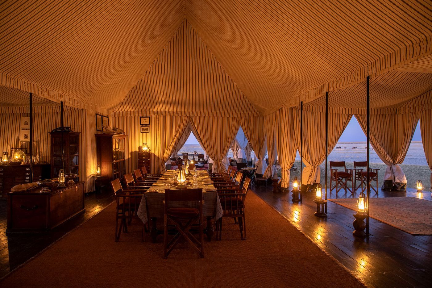 Hovedteltet med spisebord, San Camp, Botswana