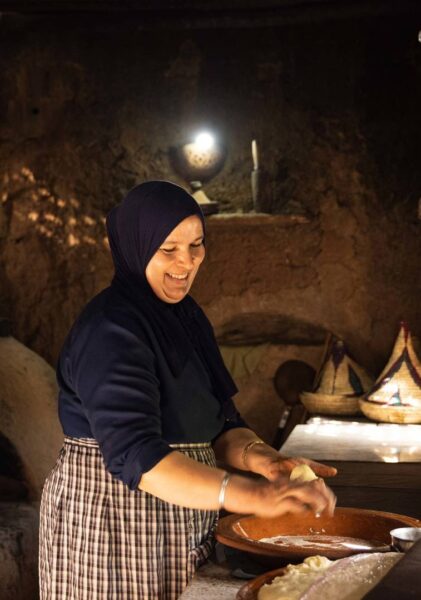 Lokal berber kvinde bager brød, Kasbah Tamadot, Marokko