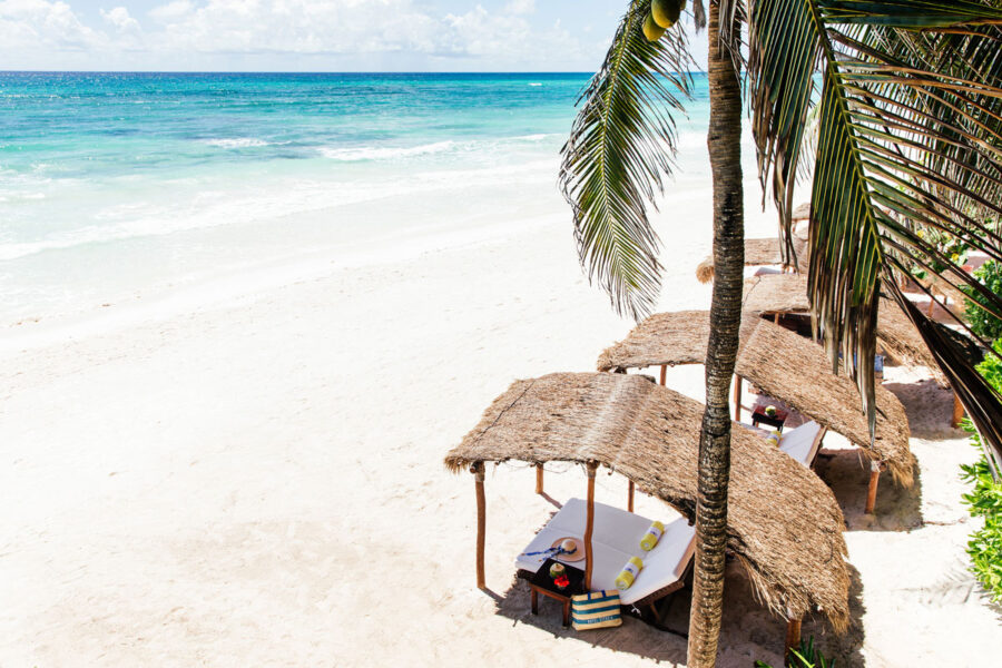 Strand og cabanaer ved Hotel Esencia, Tulum, Mexico