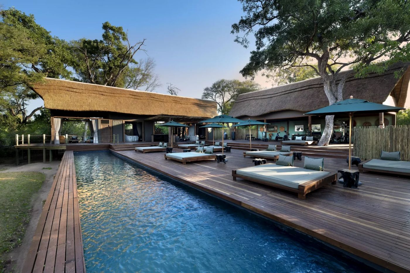 Soldæk og 20 meters lang pool på Atzaró Okavango Camp i Botswana, Afrika