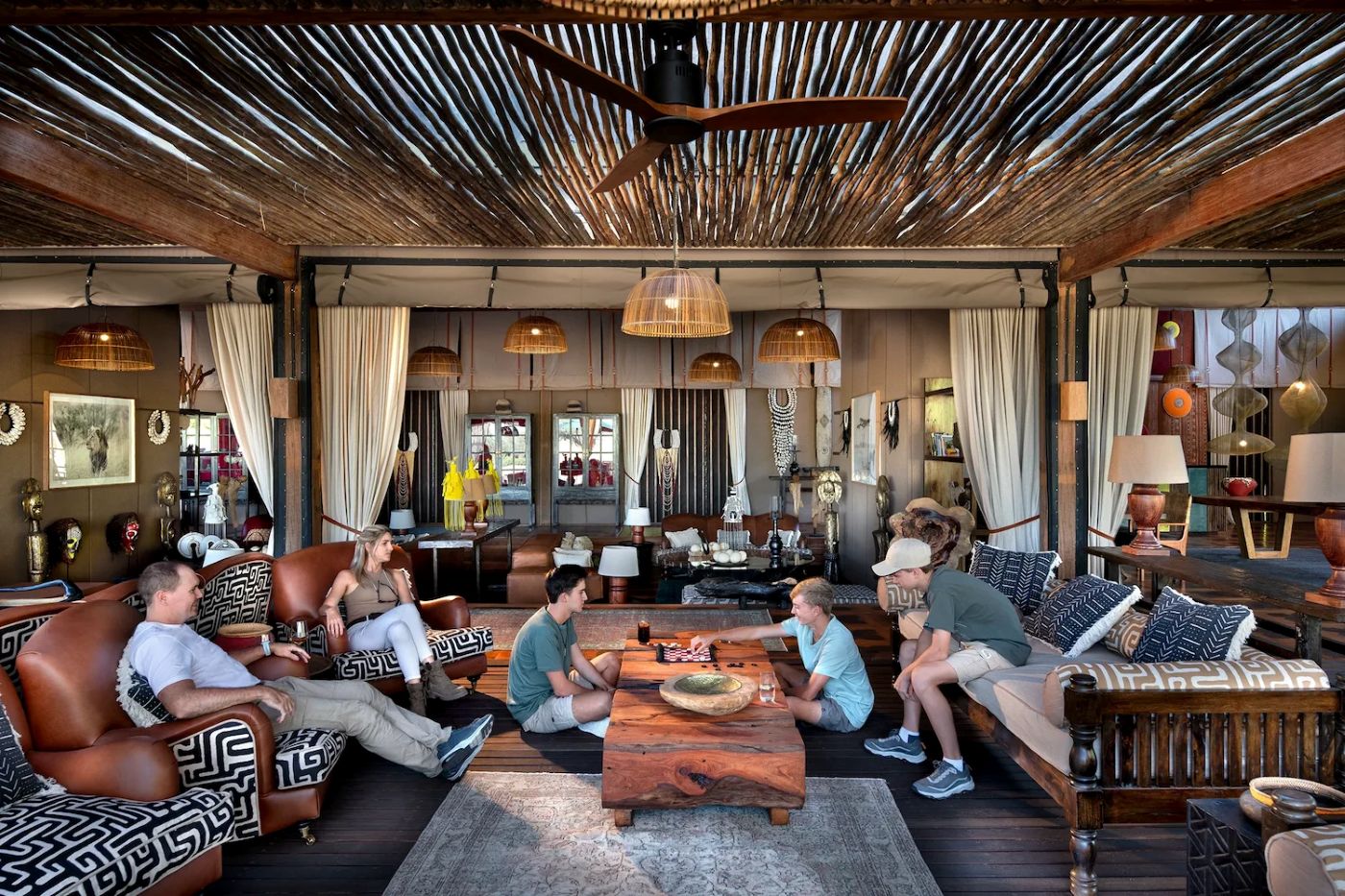 Lounge området på Atzaró Okavango Camp i Botswana, Afrika