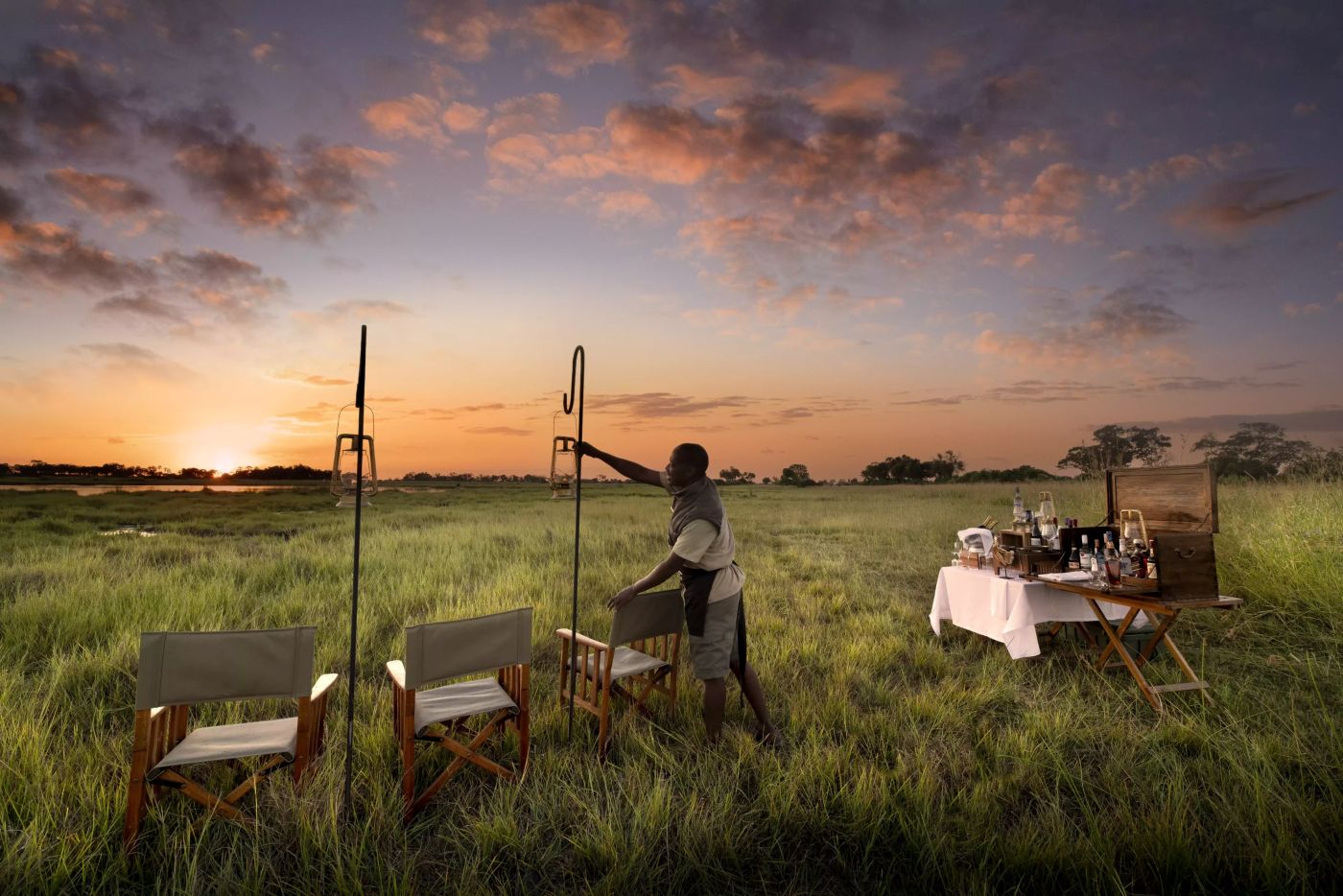 Der gøres klar til sundowners på Atzaró Okavango Camp i Botswana, Afrika