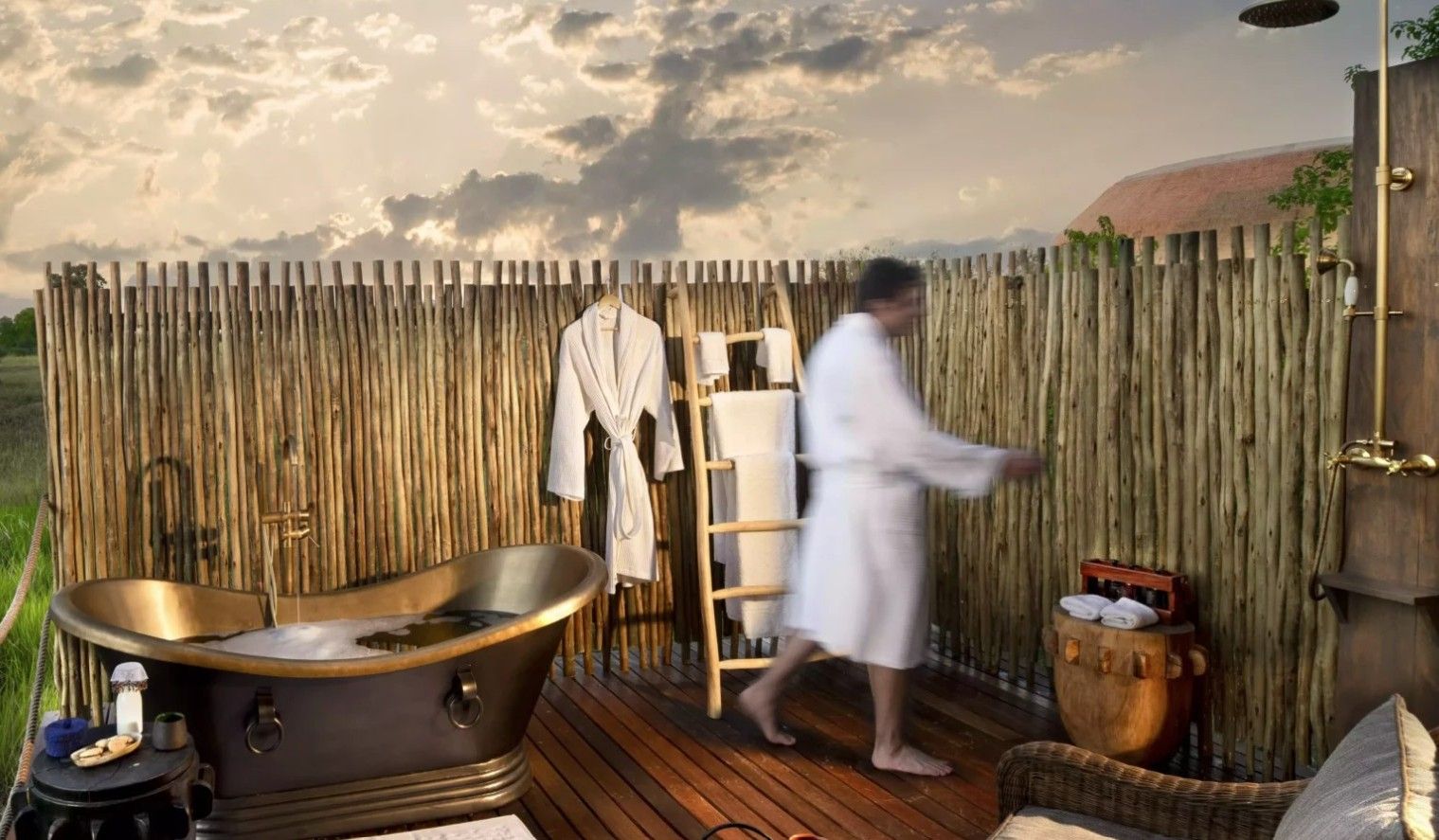 Udendørs bad i suiterne på Atzaró Okavango Camp i Botswana, Afrika