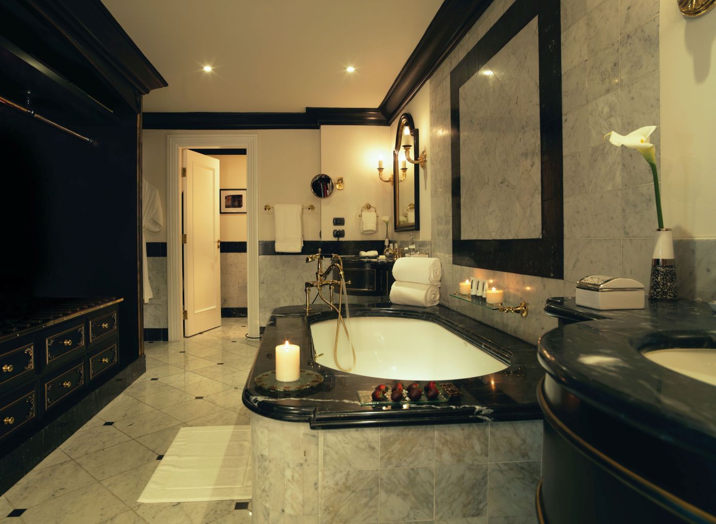 Badeværelse i en suite på Miraflores Park, A Belmond Hotel i Lima, Peru