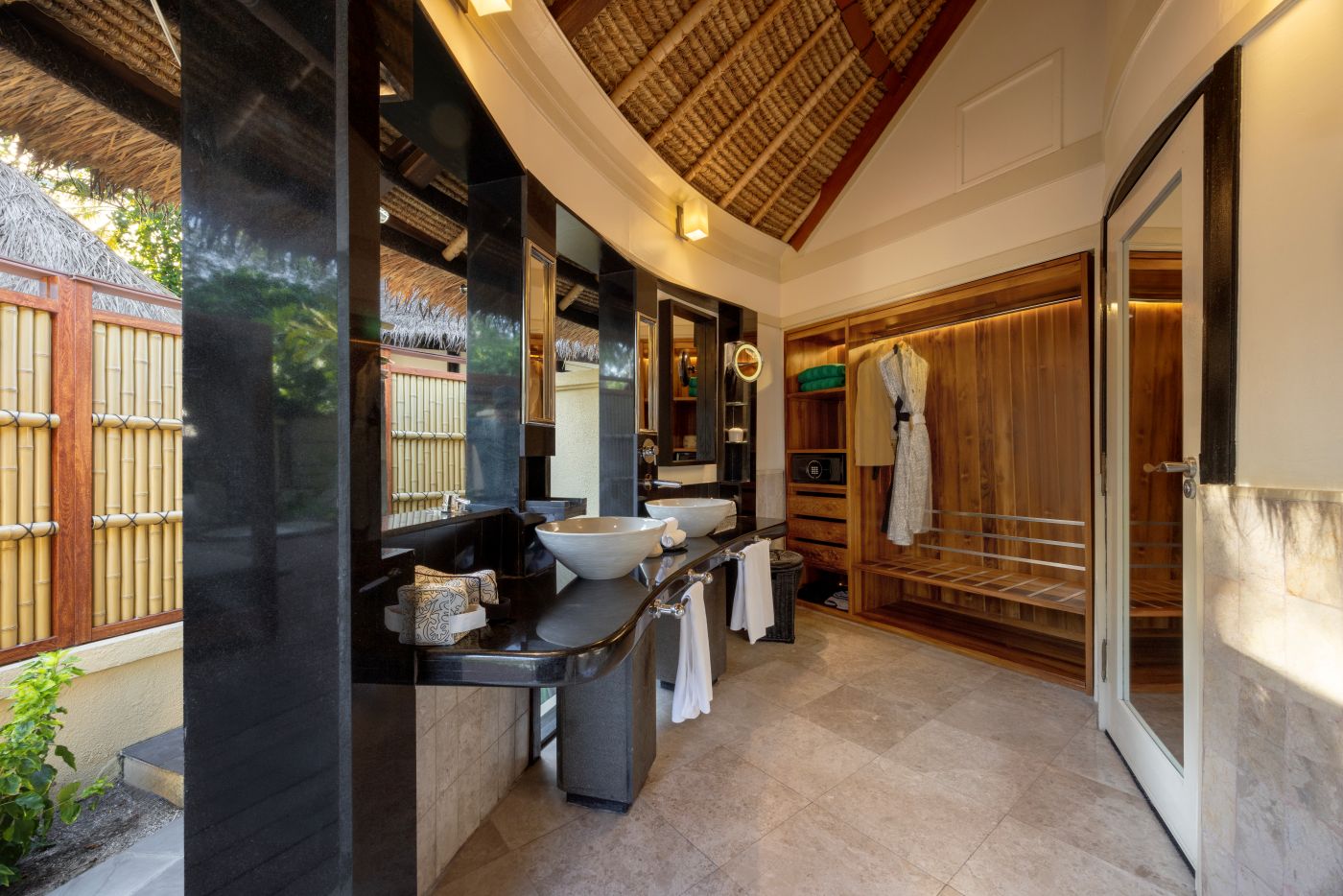 Maldiverne, Banyan Tree Vabbinfaru, Beachfront Pool Villa, badeværelse