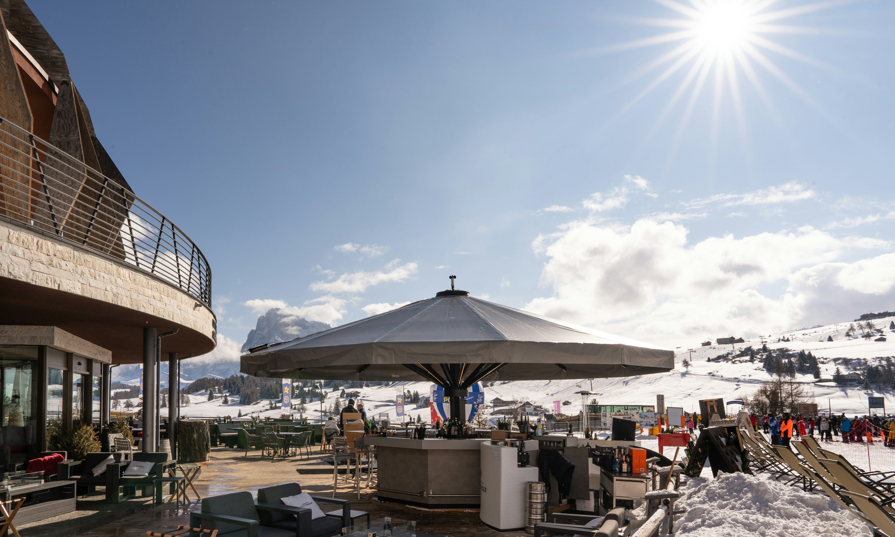 Skidag på terrassen, udsigt over hotellet, COMO Alpina Dolomites, Italien