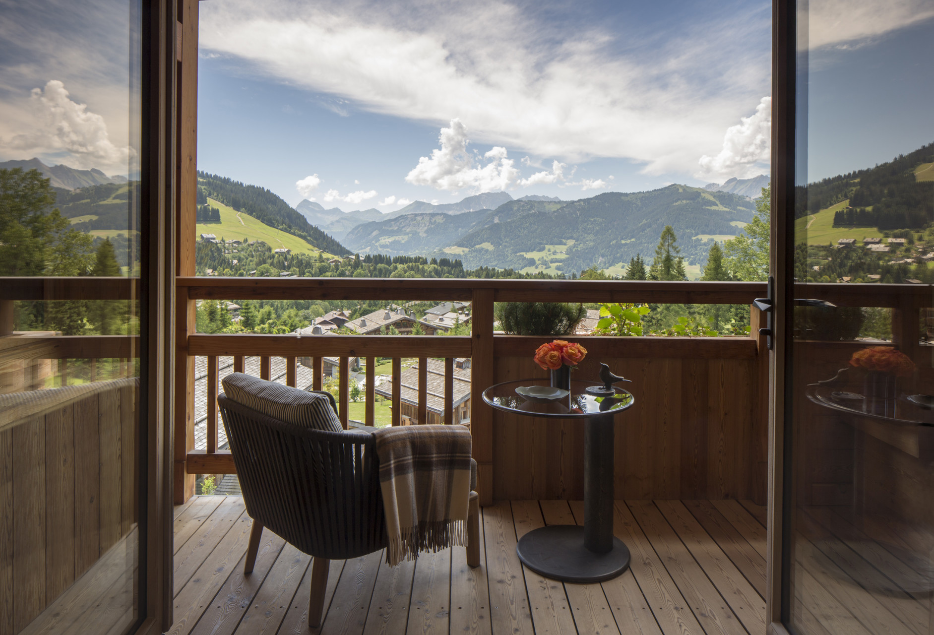 udsigt fra balkon over dalen, Four Seasons Megève, Frankrig