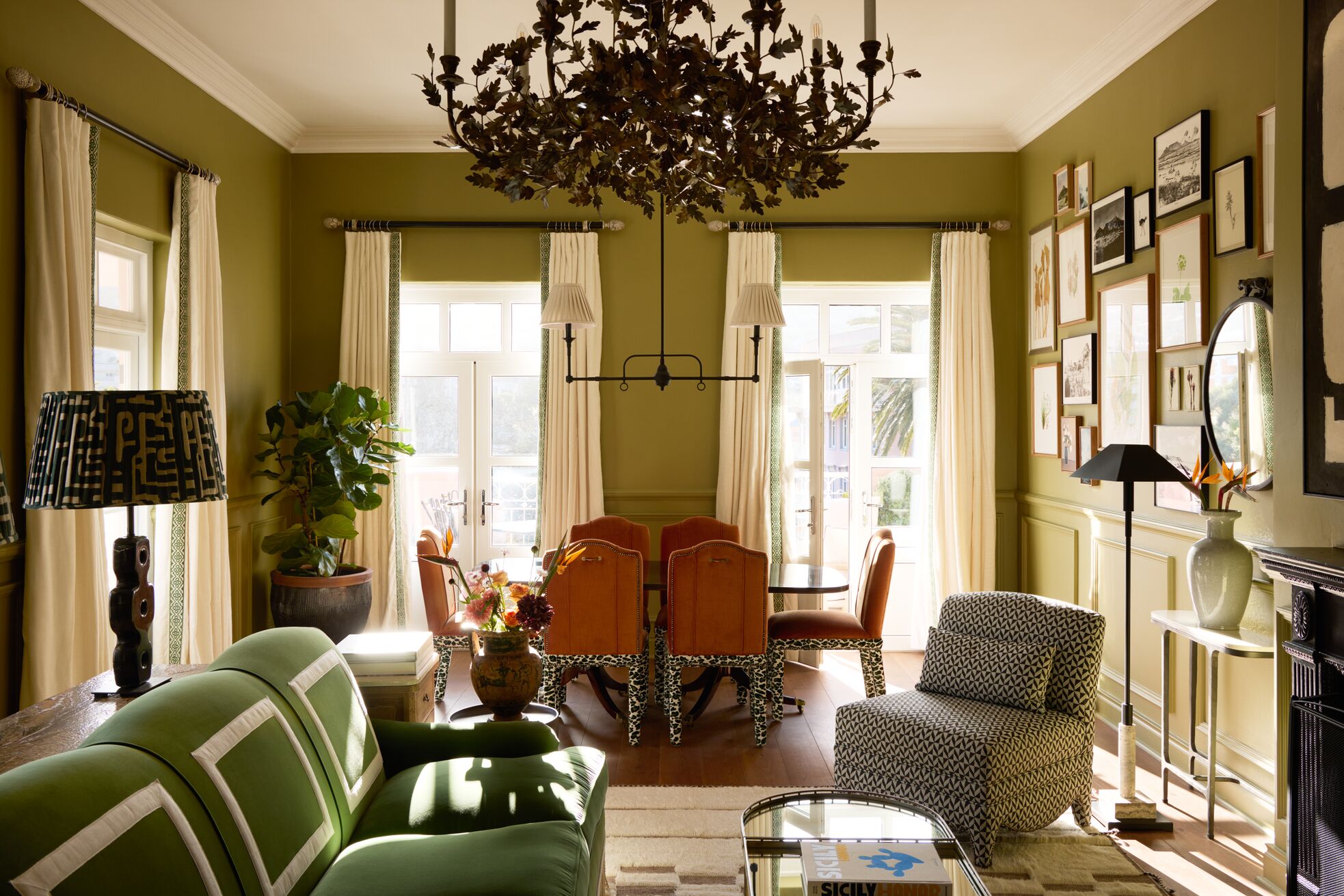 The lounge and dining area of the Strelitzia Suite, Mount Nelson, A Belmond Hotel, Sydafrika
